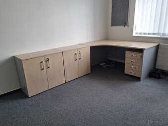 Pracovní stůl se skříňkami