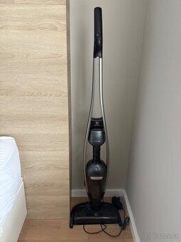 Tyčový vysavač Electrolux s příslušenstvím