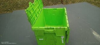 Plastové průmyslové bedny stohovatelné.