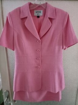 Nový kvalitní růžový kostým s podšívkou,