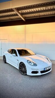 Porsche Panamera 4S svetle šedá folie