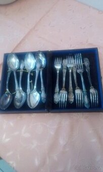 Prodám stříbrné příbory v kazetě.