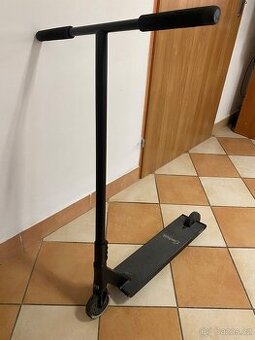 Freestyle koloběžka Invert Curbside Street L – černá