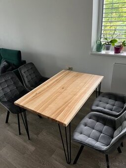 Jídelní stul s židlemi a konferenční stolek