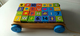 Vozík s dřevěnými kostkami