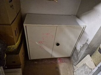Prodám bíle lakovanou skříňku z kvalitní překližky
