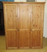 Šatní skříň z borovice třídveřová - celomasiv - Výborný stav