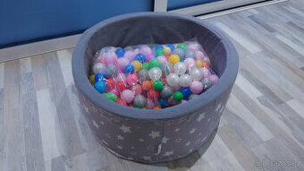 Suchý bazének s míčky