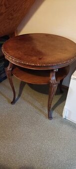 Krásný starožitný stůl