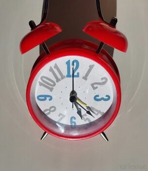 ⏰ Retro budík – červený, plně funkční