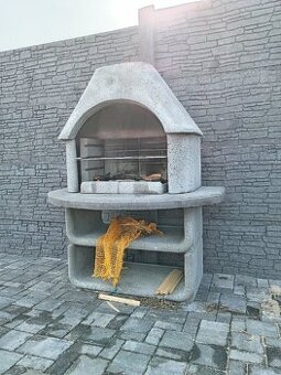 Zahradní betonový krb na grilování