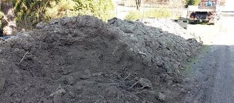 Hnědá hlína skoro za odvoz