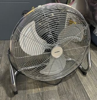 Podlahový kovový ventilátor