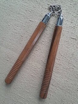 osmiuhelníkové nunčaky