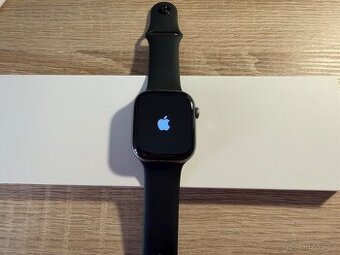 Apple Watch Series 11 46mm, šedý hliník M/L. Měsíc staré
