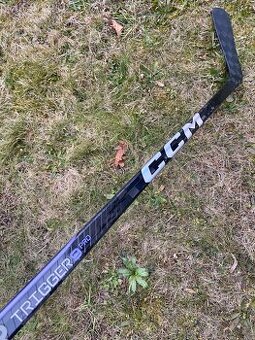 Hůl CCM Trigger 9 Pro 85flex levá NOVÁ