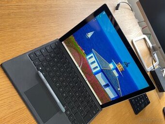 Laptop / Tablet Microsoft Surface s bohatým příslušenstvím
