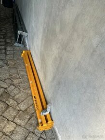 Masivní kovový regál například na kola / pneumatiky