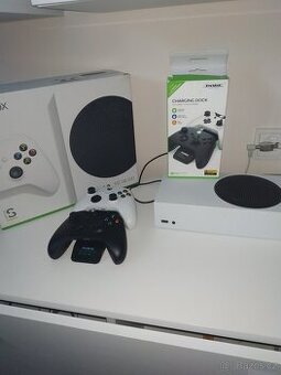 Xbox series S+2 ovladače+ nabíjecí stanice