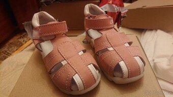 Úplně nové nepoužité celokožené dětské sandále velikosti 24