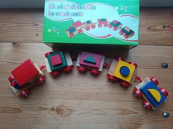Dřevěný barevný vláček nový.