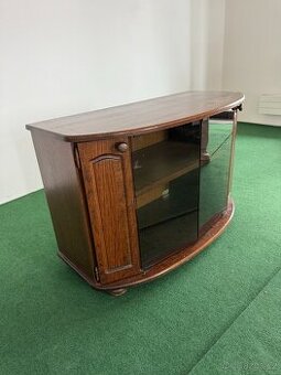 PROSKLENÝ STOLEK POD TV