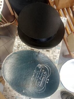 klobouk po pradědovi a obrazy