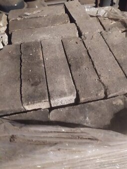 Cihly různé - šamotky, nové, staré pálené