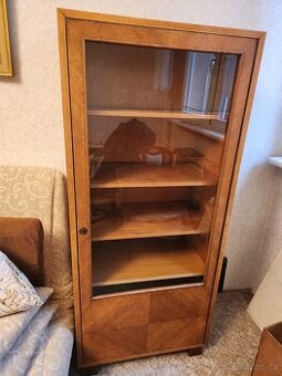 Prvorepubliková skříň, prosklená