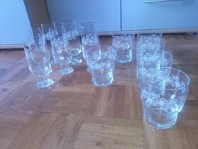 2 sady skleniček a zvonek