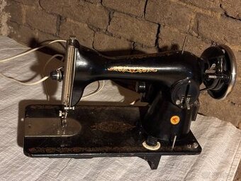 Starý šicí stroj Podolsk (SSSR) s motorkem - nezničitelná li