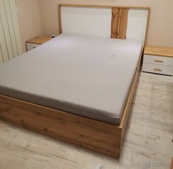 Postel (160x200 cm) s nočními stolky + komoda WOOD 81