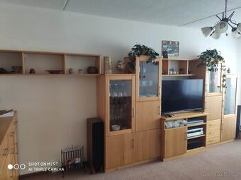 Obývací stěna s policí