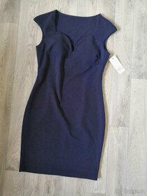 Tmavě modré krátké šaty se srdcovým výstřihem