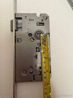 Zámek zadlabávací