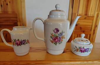 Retro konvice, cukřenka a mléčenka .