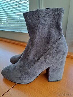 Kotníkové dámske semišové boty vel. 38