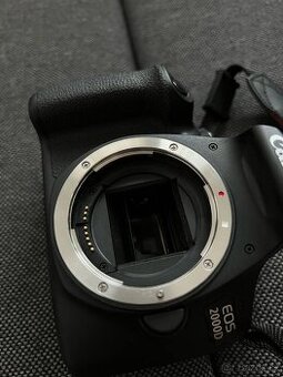 Canon EOS 2000D