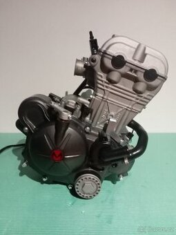 Motor Malaguti XSM 125, čtyřtaktní.