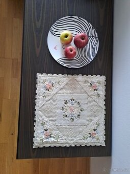 STAROŽITNÝ RUČNĚ VYŠÍVANÝ POVLAK NA POLŠTÁŘ