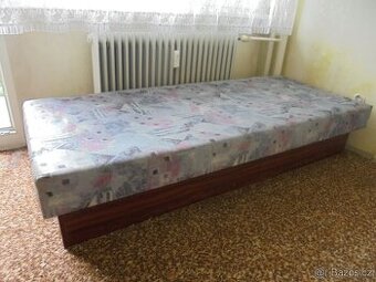 Válenda s úložným prostorem.