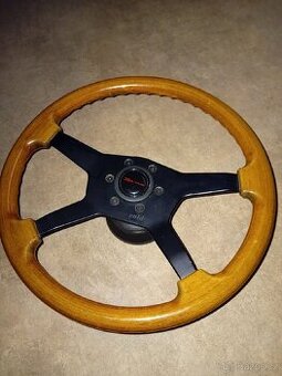 Dřevěný volant na Mercedes w124.