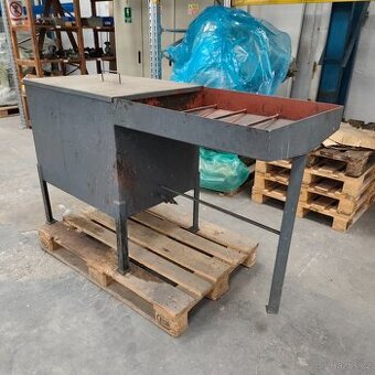 Masivní mycí, čistící a vypouštěcí ocelový stůl pro dílny a