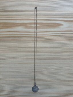 Stříbrný řetízek s přívěskem Škoda (1895-1995)