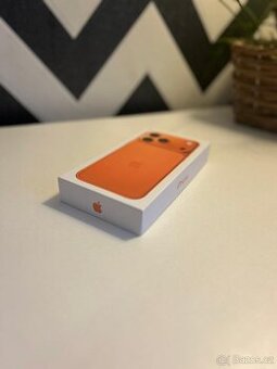 Krabička od iphone 17 pro max oranžová