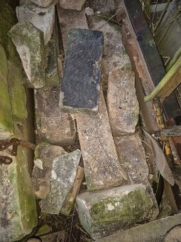 Opracované pískovcové kameny- zárubně, futra