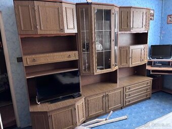 Obývací stěna s psacím stolem a dvěmi skříněmi