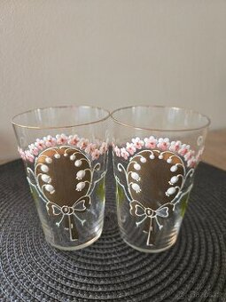 Prodám dvě staré malované skleničky výška 10,5cm.