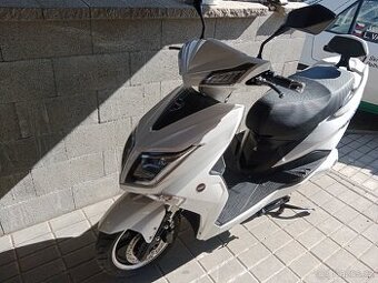 Elektro skútr HECHT EQUIS