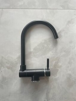 Podokenní třícestná vodovodní baterie